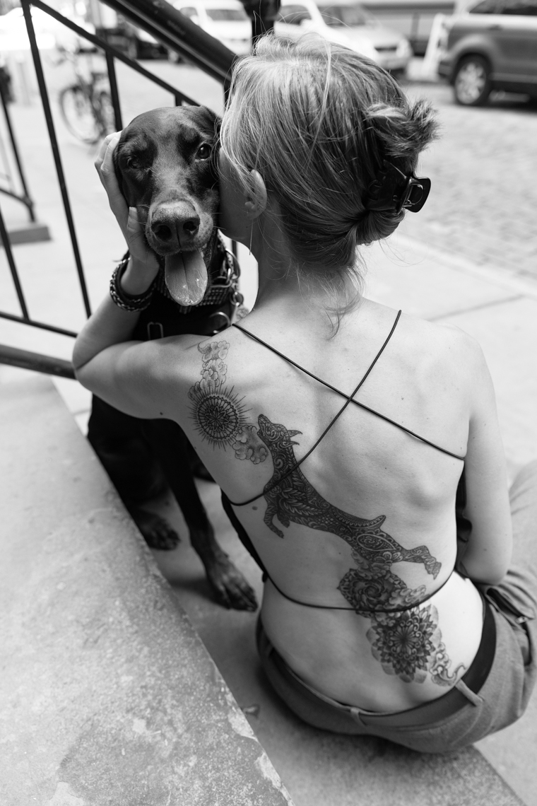 Dogs_with_tattooed_owners_55